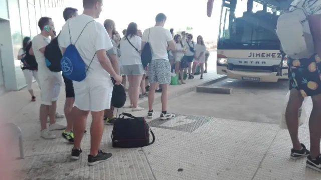 Viajeros con destino a Teruel esperando para cambiar de bus