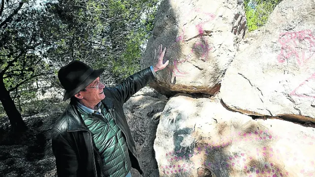 El arqueólogo Ignacio Lorenzo muestra pinturas rupestres
