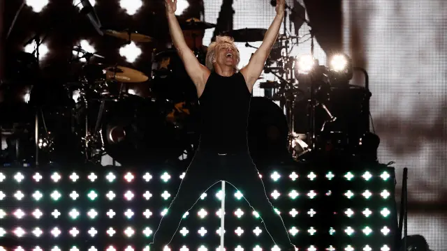 GRAF555. MADRID, 07/07/2019.- El cantante estadounidense Jon Bon Jovi, durante el concierto de su gira "This house is not for sale" ofrecido esta noche en el Wanda Metropolitano, en Madrid. EFE/Mariscal CONCIERTO DE BON JOVI EN MADRID