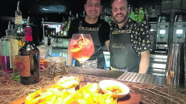 Roland López y Jimmy Valios, en la barra del Bloody Zaragoza.