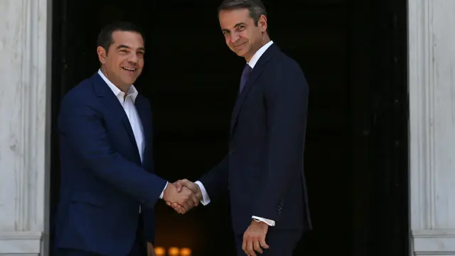 Newly-appointed Greek Prime Minister Kyriakos Mitsotakis shakes hands with outgoing Prime Minister Alexis Tsipras at the Maximos Mansion in Athens, Greece July 8, 2019. REUTERS/Costas Baltas [[[REUTERS VOCENTO]]] GREECE-ELECTION/PRESIDENT