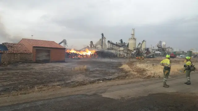 Labores de extinción del incendio registrado en Finsa Cella II.