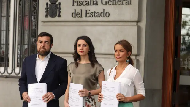 Inés Arrimadas, Patricia Reyes y Miguel Gutiérrez posan frente a la Fiscalía General del Estado tras presentar la denuncia contra el PSOE.