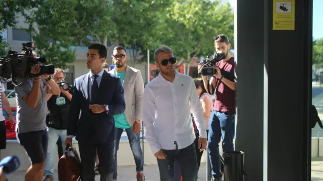 Samu, a su llegada al Palacio de Justicia con el abogado Juan Gonzalo Ospina y Charly.
