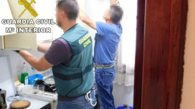 Dos agentes de la Guardia Civil de Teruel, durante el registro de una de las viviendas.