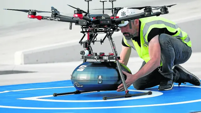 Un dron, preparado para salir de la planta de Sesé en Abrera a la de Seat en Martorell.