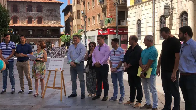 Concentración del Ayuntamiento de Teruel y lectura del manifiesto en memoria de Miguel Ángel Blanco.