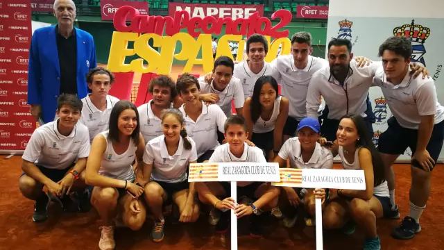 Los equipos masculino y femenino del Real Zaragoza Club de Tenis.