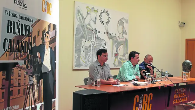 Mariano Barro; el alcalde, Alberto Herrero, y el director, Jordi Xifra, ayer junto al cartel de Ágreda.