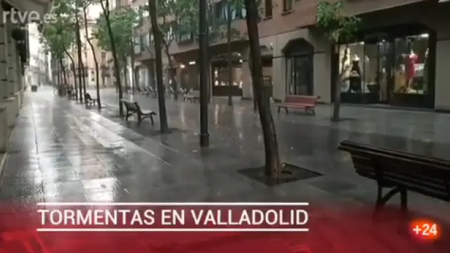 Captura de la retransmisión en directo del canal 24h de RTVE en la que se ven las calles de Valladolid