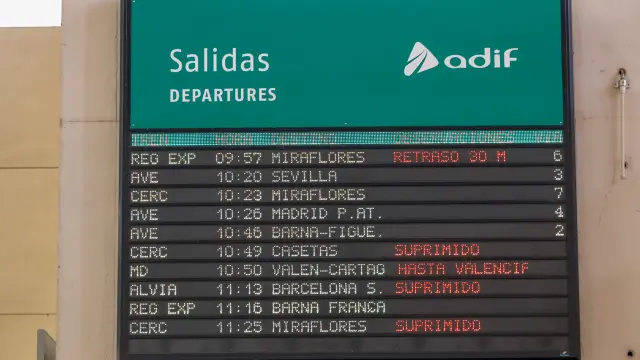 Primera jornada de la huelga de Renfe en la Estación Delicias de Zaragoza, donde se han cancelado cuatro trenes y al menos dos van con retraso.