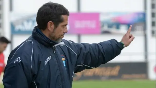 José Luis Rodríguez Loreto, pocos días antes de fichar como segundo técnico del Real Zaragoza el pasado mes de diciembre junto a Víctor Fernández, en un partido al frente del CD Brea en Tercera División.
