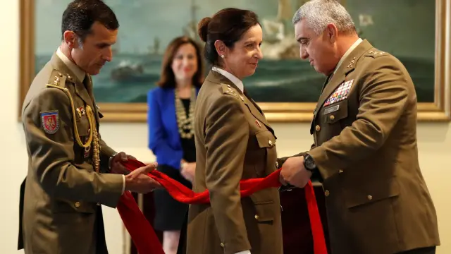 El jefe de Estado Mayor del Ejército, el general Francisco Javier Varela, impone el fajín que reconoce a la nueva general Patricia Otega como miembro de uno de los máximos escalafones del Ejército de Tierra.