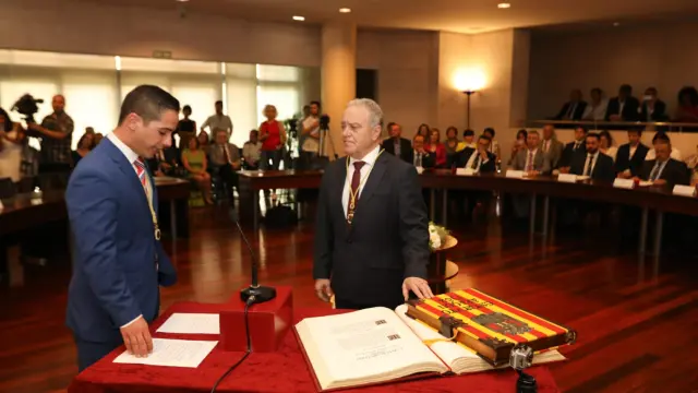 Miguel Gracia ha prometido su cargo como presidente de la Diputación para un segundo mandato.