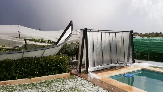 Parte de la cubierta de una piscina de Valbona, arrancada por la fuerza de la tormenta del martes