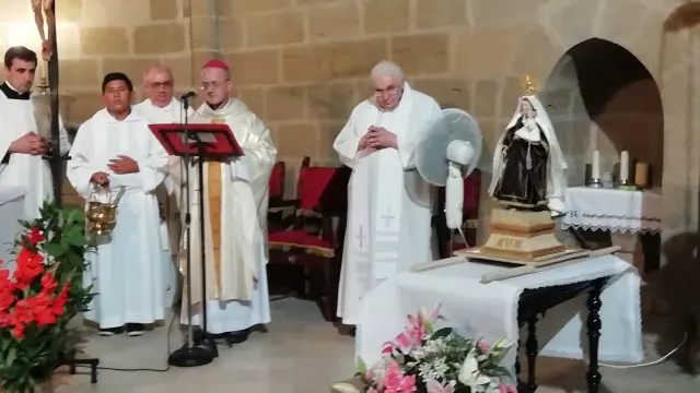 El obispo de Huesca, Julián Ruiz, bendijo la figura de la Virgen del Carmen.