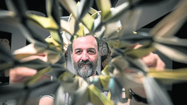 Jorge Pardo, este miércoles, con una pieza creada por él, en el museo zaragozano de origami.
