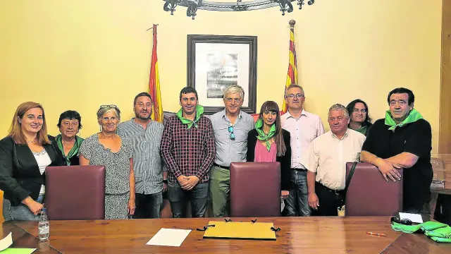 El alcalde de Canfranc y el vicepresidente de Nueva Aquitania, en el centro, con otras autoridades