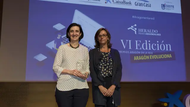 Merche Blasco, representante de Smartmum, recibe el premio de manos de Cristina González, directora territorial de CaixaBank en Aragón y La Rioja.