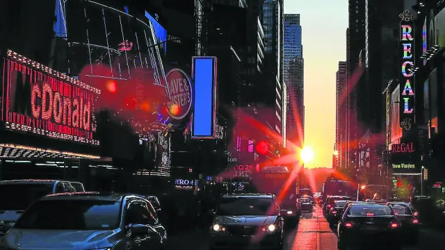 The sun sets over Manhattan aligned exactly with the streets in a phenomenon known as "Manhattanhenge", in Times Square, in New York City, U.S., July 12, 2019. REUTERS/Eduardo Munoz [[[REUTERS VOCENTO]]] NEWYORK-MANHATTANHENGE