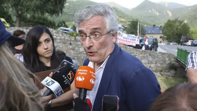 Joaquín Olona atiende a los medios de comunicación antes de reunirse con los ganaderos en Plan, el 16 de julio.