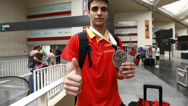 Carlos Alocén, en la estación Delicias con la plata del Europeo sub-20.