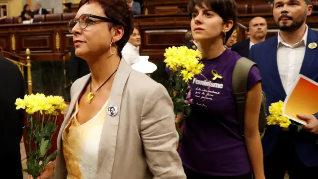 Los diputados de ERC han acudido este lunes al debate de investidura de Pedro Sánchez con ramos de claveles amarillos en recuerdo de los políticos que están en prisión.