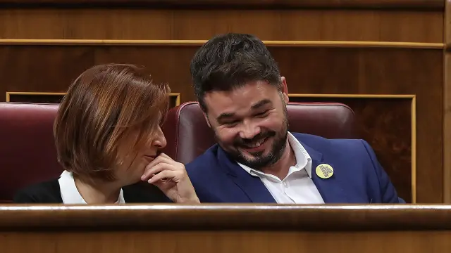 El portavoz de ERC, Gabriel Rufián, conversa con la diputada del partido, Carolina Telechea