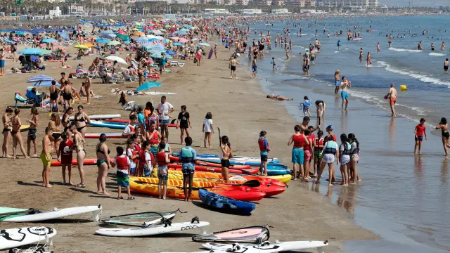 La playa de la Malvarrosa, en Valencia, repleta de turistas.