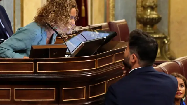 Rufián conversa con la presidenta del Congreso antes de su intervención