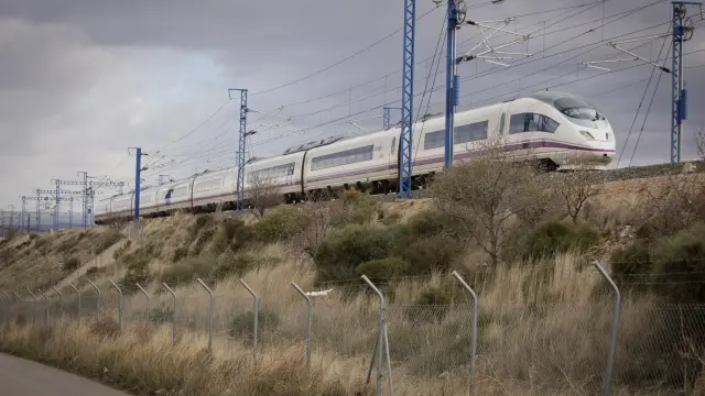 Un tren de alta velocidad Madrid-Barcelona, a su paso por el término municipal de Ricla.
