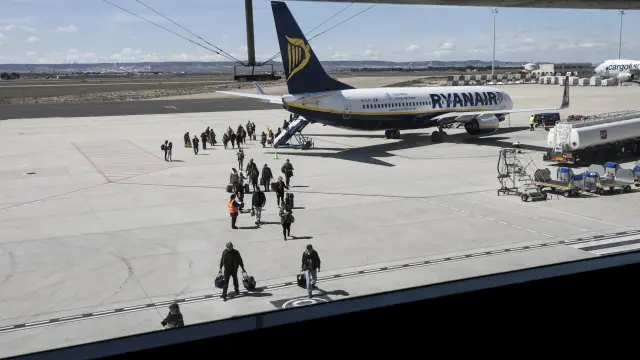 Llegada del vuelo a París de Ryanair en el aeropuerto de Zaragoza.