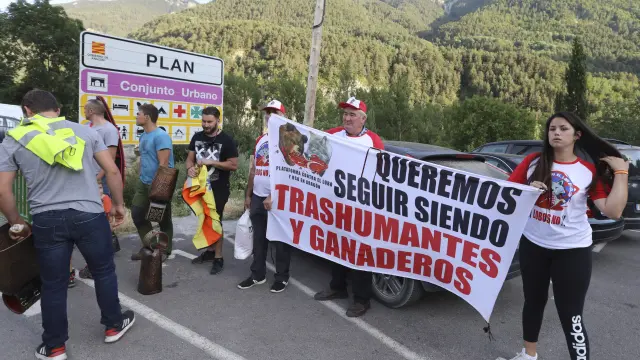 Protesta de los ganaderos de Sobrarbe durante la visita del consejero Olona a Plan la semana pasada.