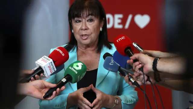La presidenta del PSOE, Cristina Narbona, atendiendo a los medios esta mañana.