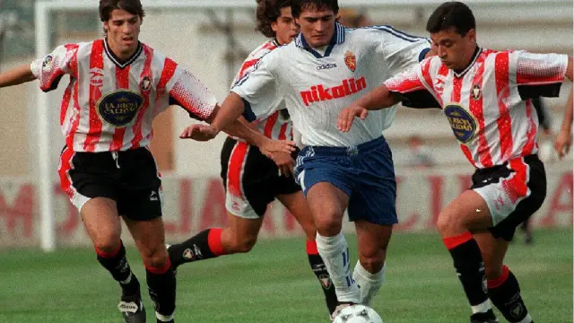 El zaragocista Acuña intenta llevarse el balón ante Nayim (entonces en el Logroñés) y el lateral Ricardo, que también jugó en el filial blanquillo.