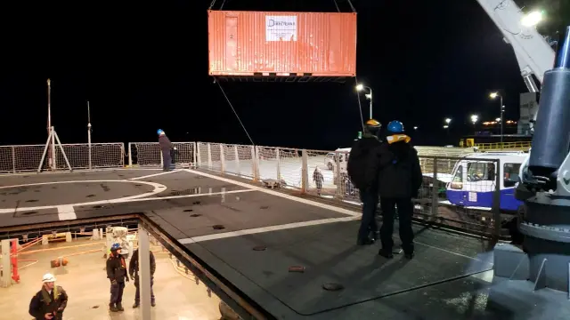 El buque de la Armada chilena "Marinero Fuentealba" se prepara para salir a contener un derrame de petróleo en el muelle de la Isla Guarello,