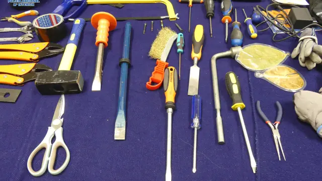 Foto de las herramientas incautadas a los tres detenidos.