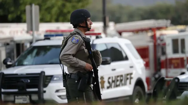 Gilroy (United States), 29/07/2019.- A law enforcement officer stands guard at Gilroy High School, a staging area for emergency services near one of the roadways to the entrance of Christmas Hill Park, where the Gilroy Garlic Festival was coming to an end of the last day where an active gunman fired upon patrons in Gilroy, California, USA, 28 July 2019. According to media reports, at least 11 people were shot, three fatally, after a gunman armed with a rifle opened fire at about 5:30 pm local time, at the food festival, one of the largest in the United States. Gilroy is located in Northern California. Local law enforcement and officials from the Bureau of Alcohol, Tobacco, Firearms and Explosives are on the scene. (Incendio, Abierto, Estados Unidos) EFE/EPA/JOHN G. MABANGLO Gunman opens fire at Gilroy Garlic Festival, leaving three dead and several wounded
