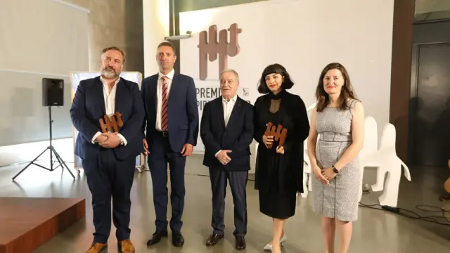 José Andrés Borau y Mon Laferte, con sus premios Pirineos Sur, junto al presidente dela Diputación y representantes de la Fundación ONCE
