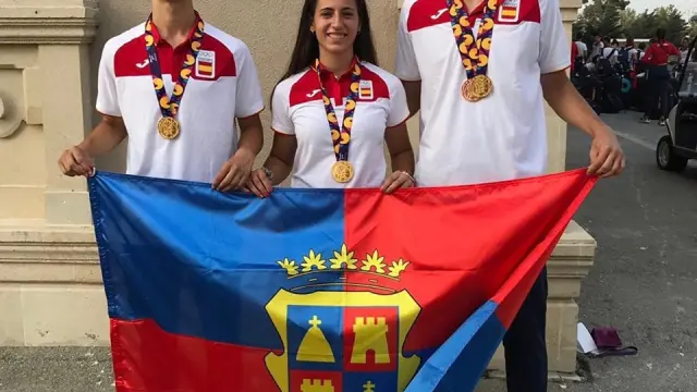 Los atletas del Centro Atlético Hinaco Monzón, Pol Oriach, Laura Pintiel y Mario Revenga.