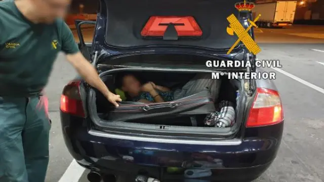 La mujer viajaba oculta en una maleta en el interior del maletero de un vehículo