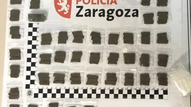 La policía local de Zaragoza incauta 40 bolsitas de plástico que contenían sustancias estupefacientes.