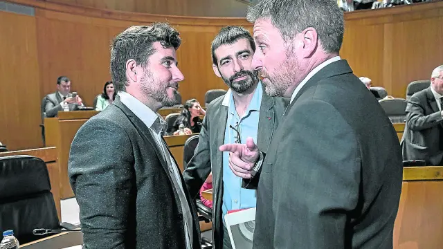 De izquierda a derecha, Nacho Escartín, Álvaro Sanz y José Luis Soro, este martes en las Cortes.