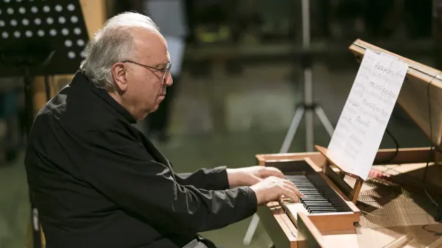 El director artístico del Festival Internacional de Música de Daroca, tocando el órgano