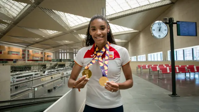 Salma Paralluelo, sonriente, con las dos medallas de oro que conquistó en el FOJE de Bakú.