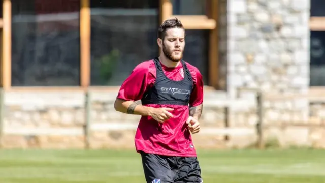 Miguelón, durante un entrenamiento con la SD Huesca.