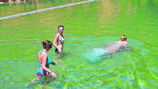 Bañistas en la badina superior del Salto de Bierge al principio de la temporada de verano.