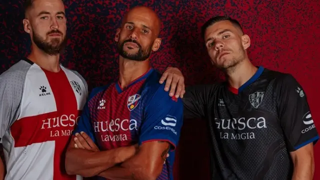 Jorge Pulido, Mikel Rico y Álex Gallar, con las nuevas camisetas de la SD Huesca.