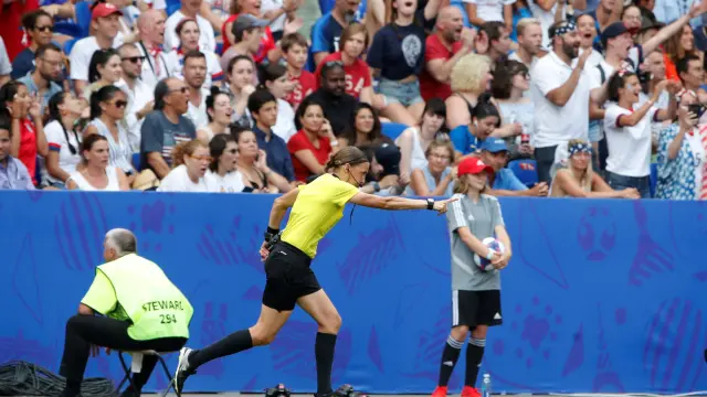 FILE PHOTO: Soccer Football - Women's World Cup Final - United States v Netherlands - Groupama Stadium, Lyon, France - July 7, 2019 Referee Stephanie Frappart awards a penalty to United States following a VAR review REUTERS/Jean-Paul Pelissier/File Photo [[[REUTERS VOCENTO]]] SOCCER-SUPER/FRAPPART