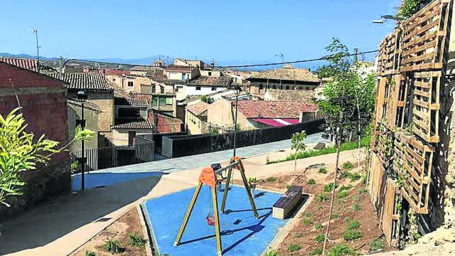 Una zona verde y un área infantil ocupan unos antiguos solares en la calle de Mateo Sánchez